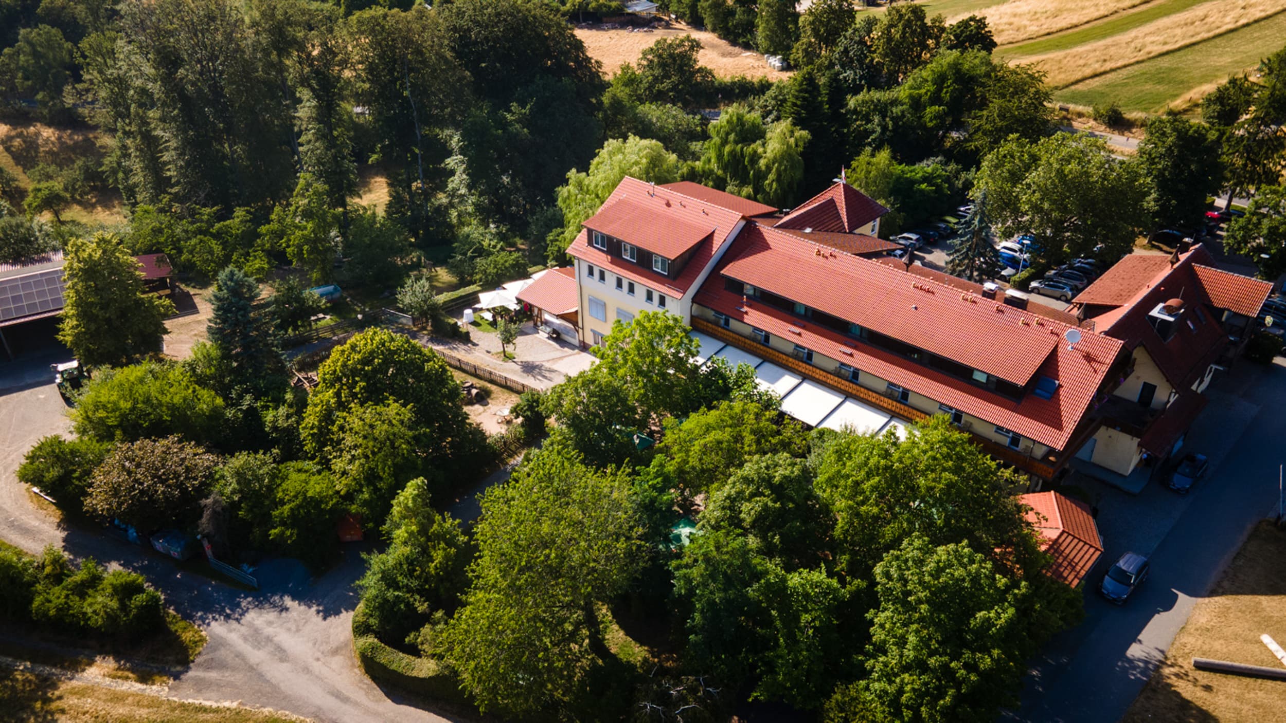 Drohnenaufnahme der Hochzeitslokation Kreuzhof Kuralpe im Odenwald