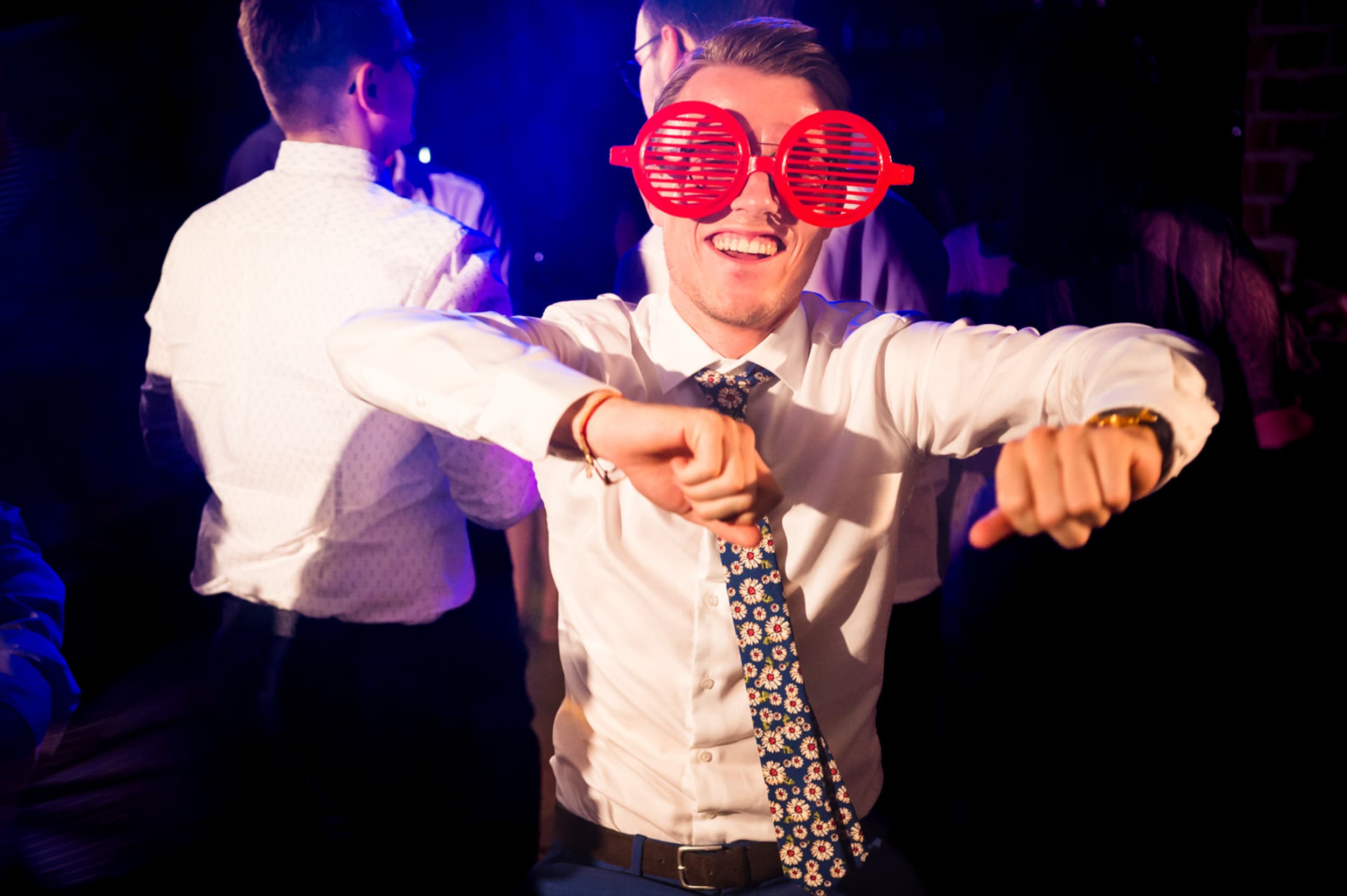 Gäste auf einer Hochzeitsparty