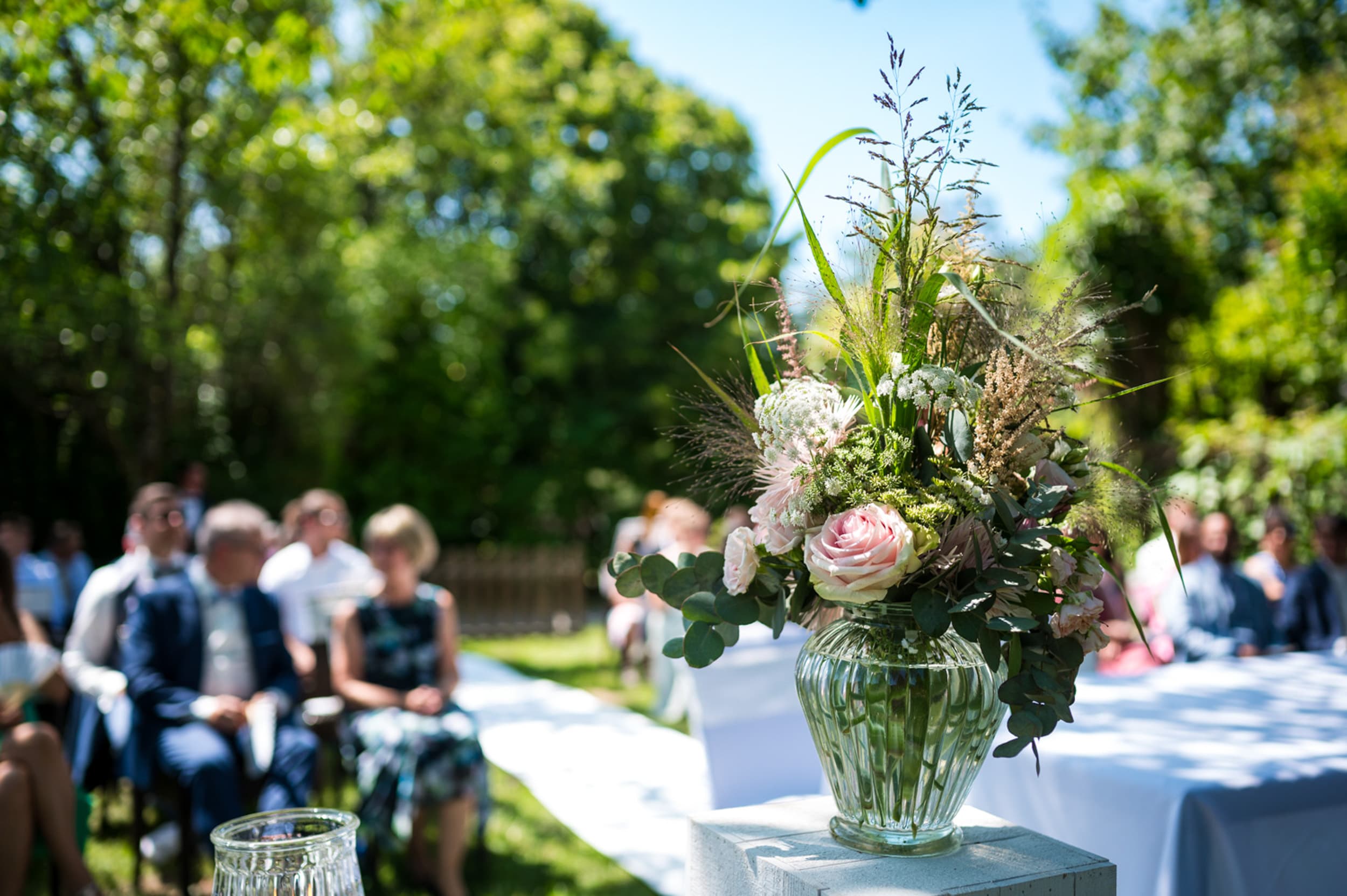 Blumen Deko Kreuzhof Kuralpe unter dem Kirschbaum