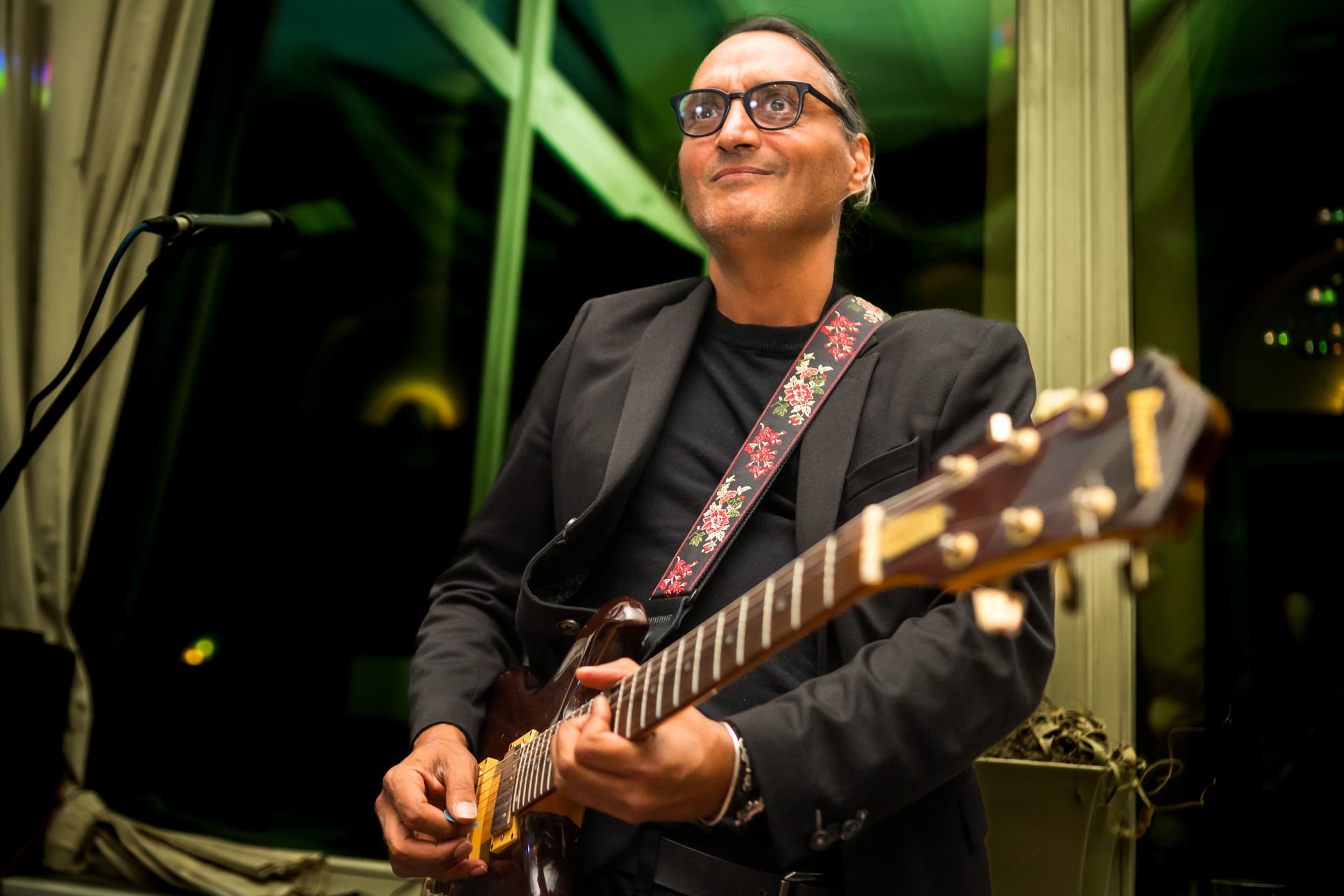 Gitarrenspieler auf Hochzeitsparty auf Burg Schwarzenstein