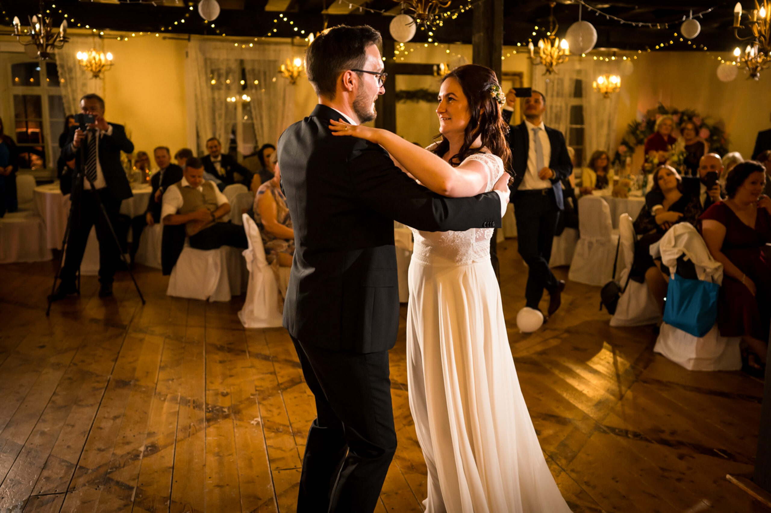 Brautpaar beim Hochzeitstanz auf Obermühle Langenselbold