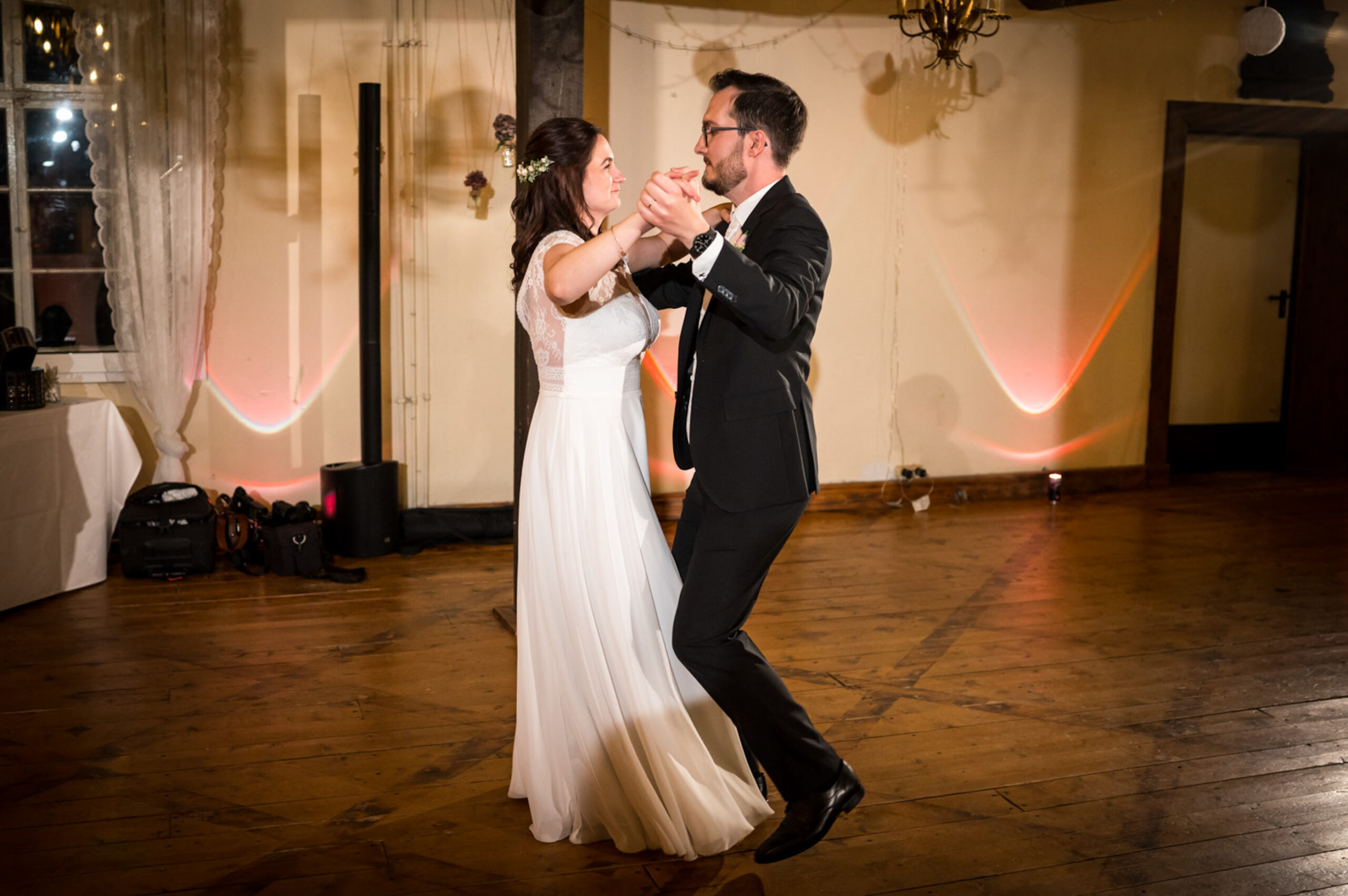 Brautpaar beim Hochzeitstanz auf Obermühle Langenselbold
