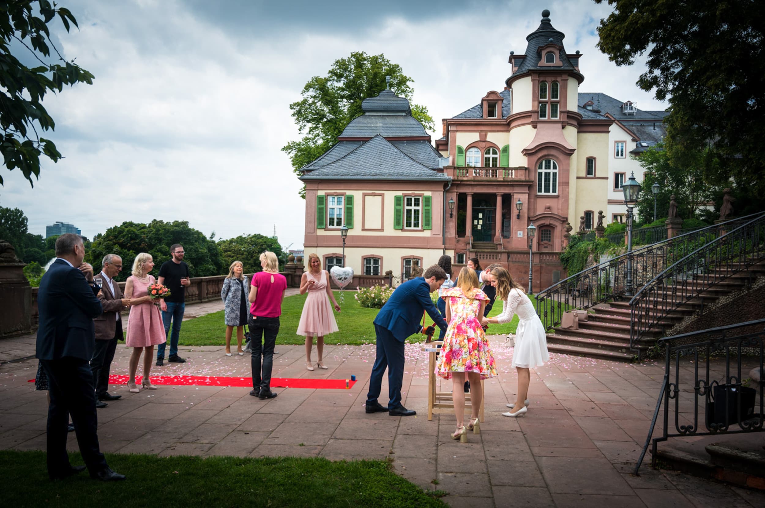 Hochzeitsgesellschaft auf der kleinen Empore vor dem Standesamt Höchst Bolongaropalast - Hochzeitsfotograf Tobias Schnurr