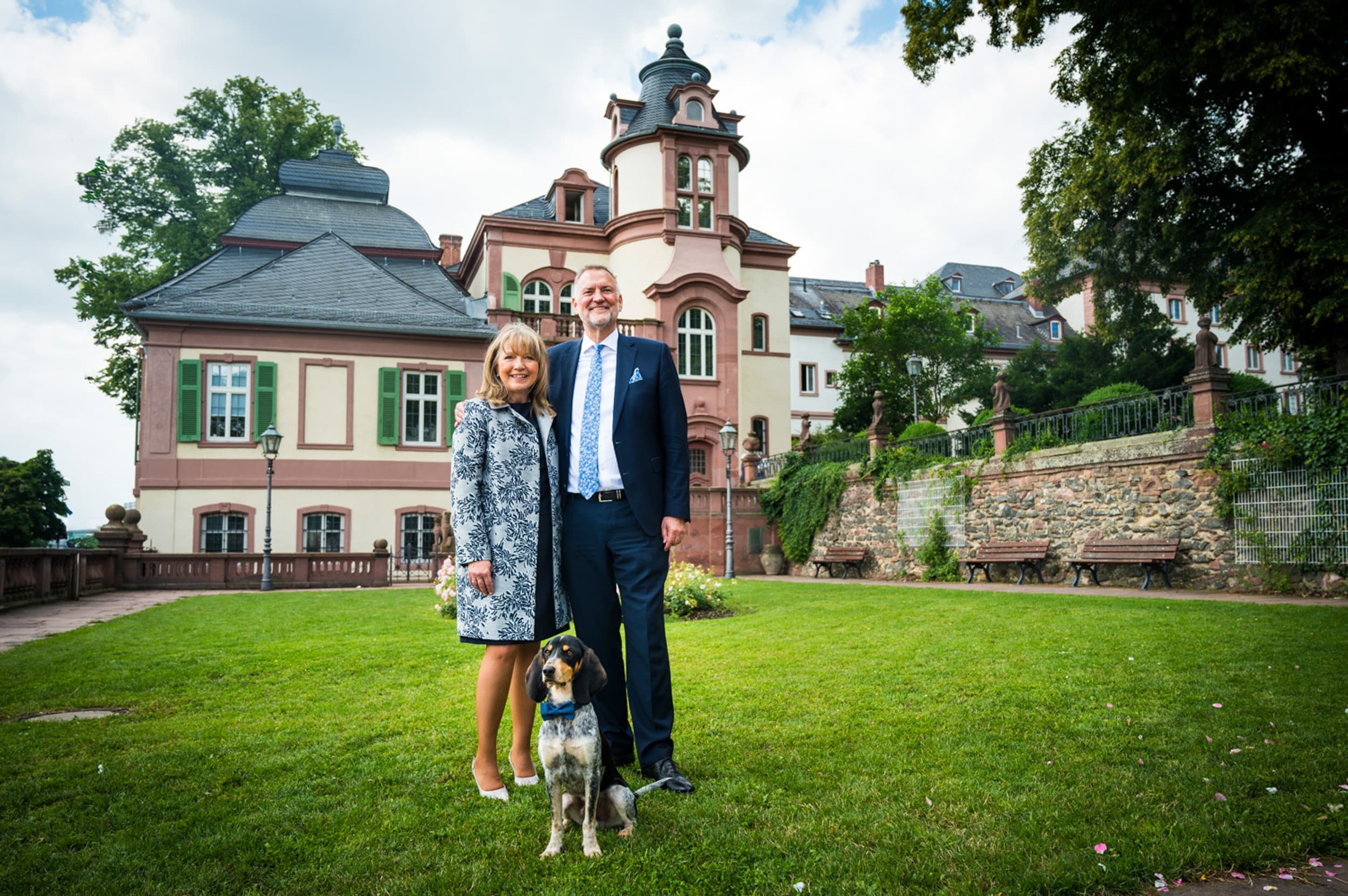 Eltern der Brautleute mit Hund und Bolongaropalasts des Standesamt Höchst im Hintergrund