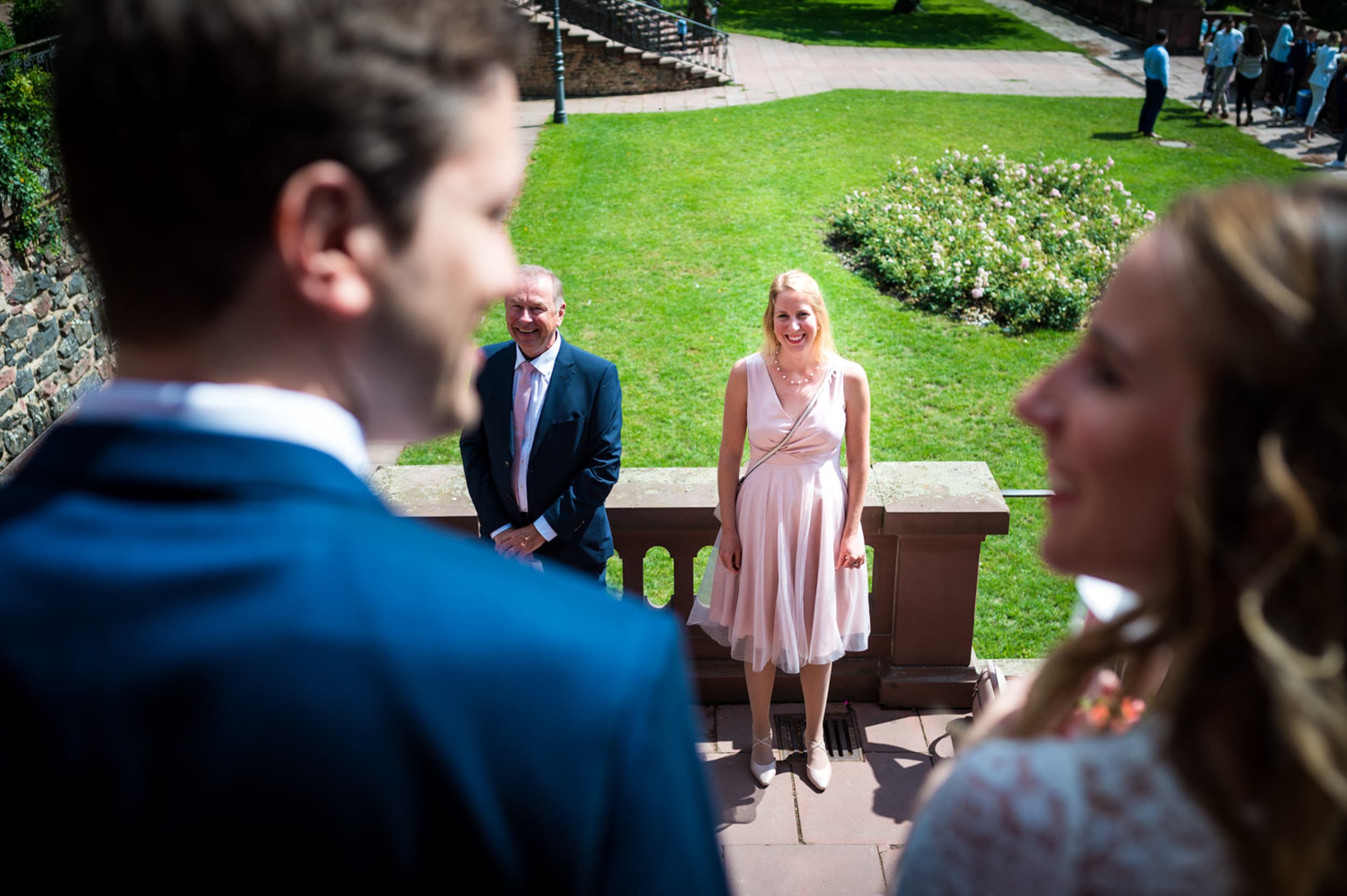Brautpaar schaut sich vor dem Emmerichpavillon - Standesamt Höchst in die Augen - Fotograf Tobias Schnurr